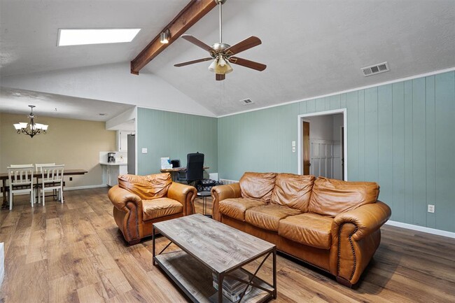 Building Photo - 203 Serenada Dr
