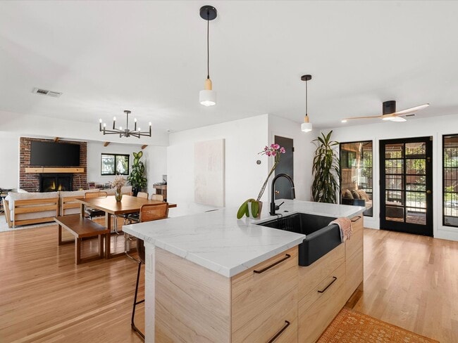 Building Photo - Dream Home