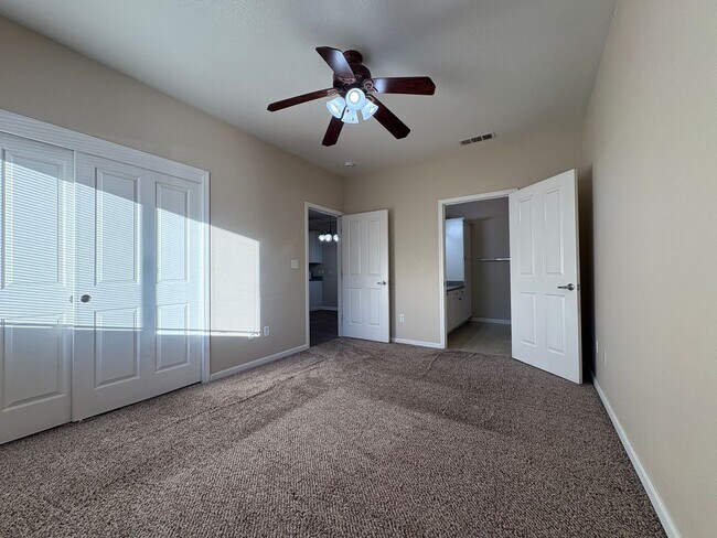 Building Photo - One Bed Condo in Gated Davis Oaks Community