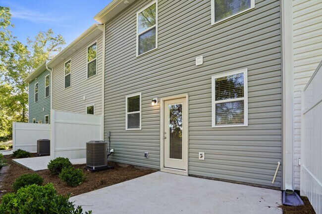 Building Photo - 3 Bedroom Townhome Conveniently Located in Little River