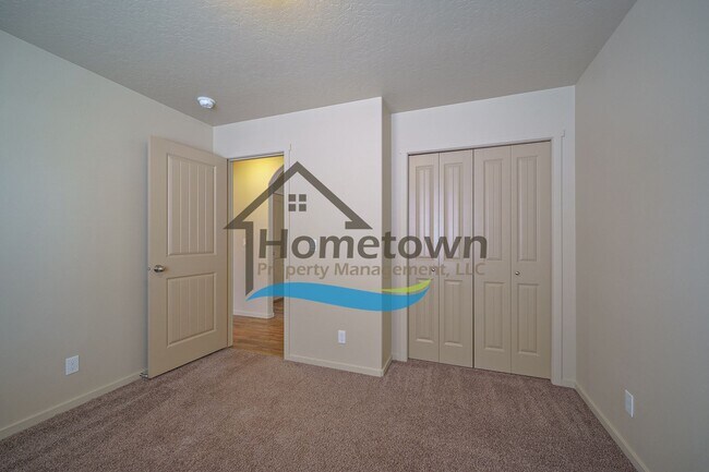 Building Photo - 3 Bedroom 2 Bathroom Home with Attached 2 ...