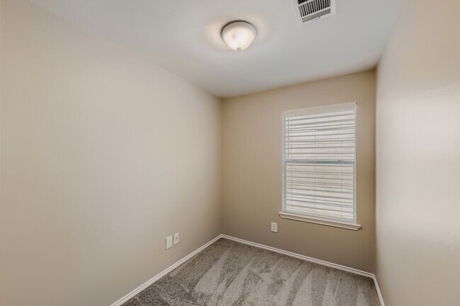 Building Photo - 11 Wineberry Pl