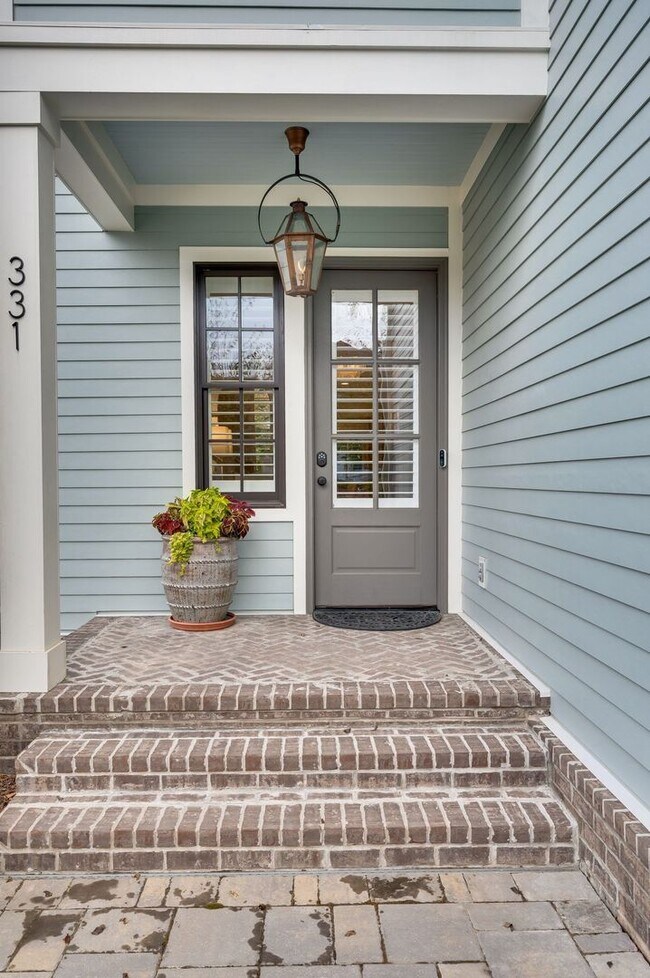 Building Photo - Franklin Gem Walking Distance to Downtown!