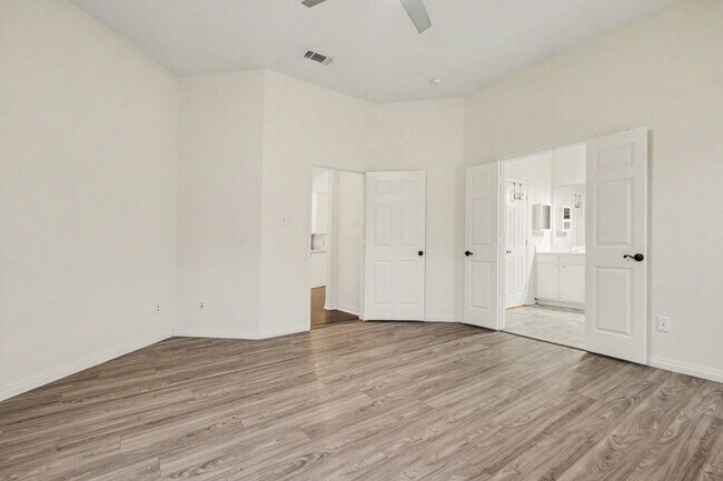 Building Photo - 1707 Briarhollow Dr