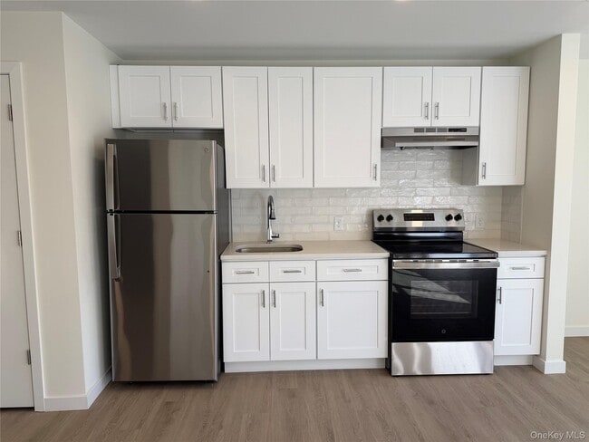 Building Photo - 5 Colonial Dr