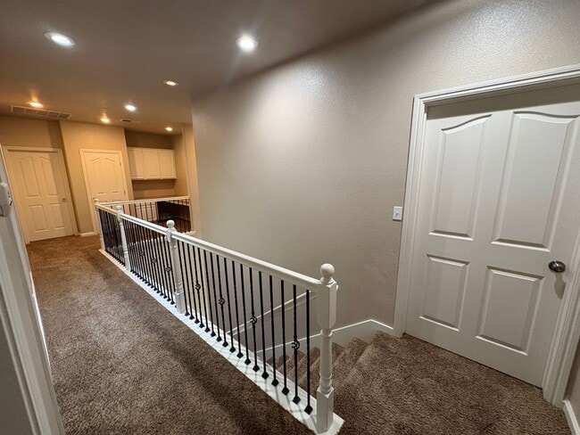 Building Photo - Spacious NW Visalia home Near Shopping Center Available Now!