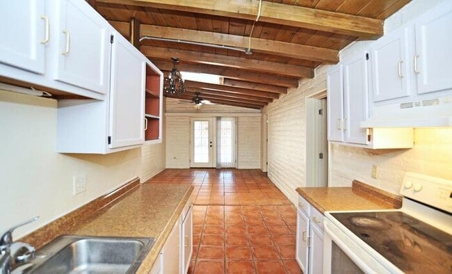 Building Photo - 4 bedroom/2 bath home on large lot near Alvernon/Grant!