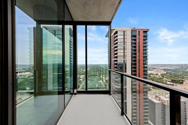 Building Photo - 610 Davis St