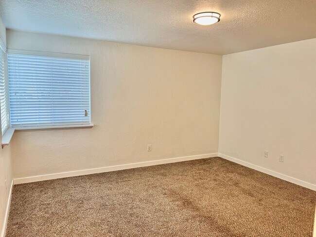 Building Photo - AVAILABLE NOW! 3BD 1.75 BATH SINGLE STORY HOME LARGE CORNER LOT