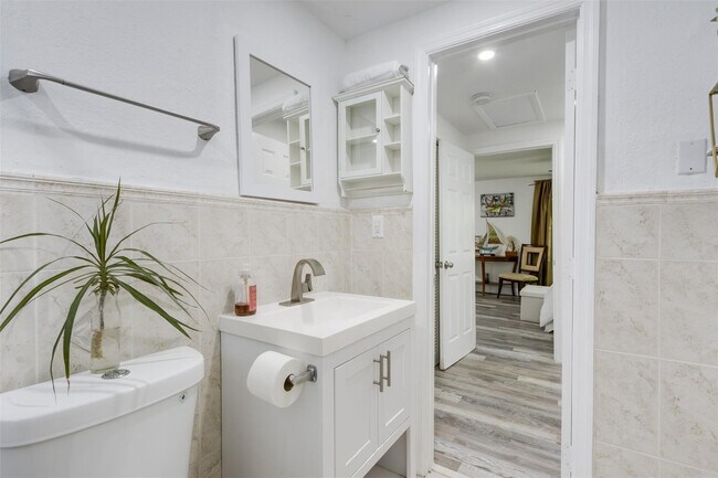 Building Photo - 508 NW 8th Ave