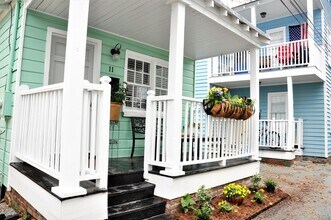 Building Photo - Awesome Three Bedroom One Bath Home - Downtown Charleston - Excellent Location!