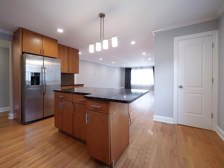 Building Photo - 6812 N Wolcott Ave