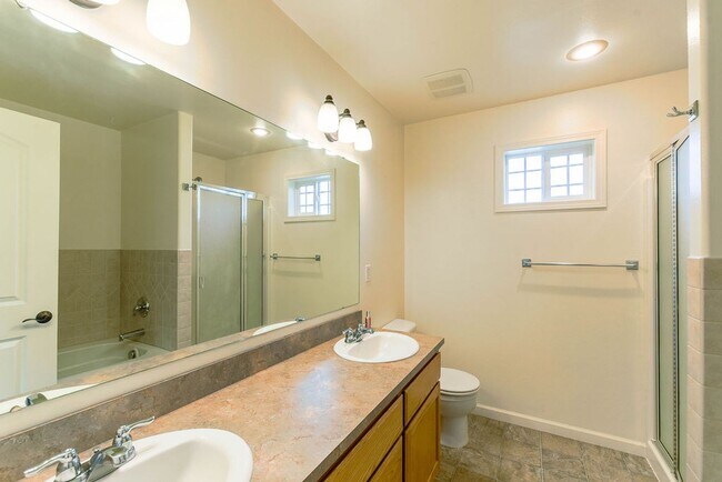 Building Photo - Beautiful 3 bed/2.5 bath single family hom...