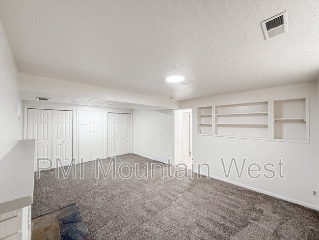 Building Photo - 698 Doren Dr