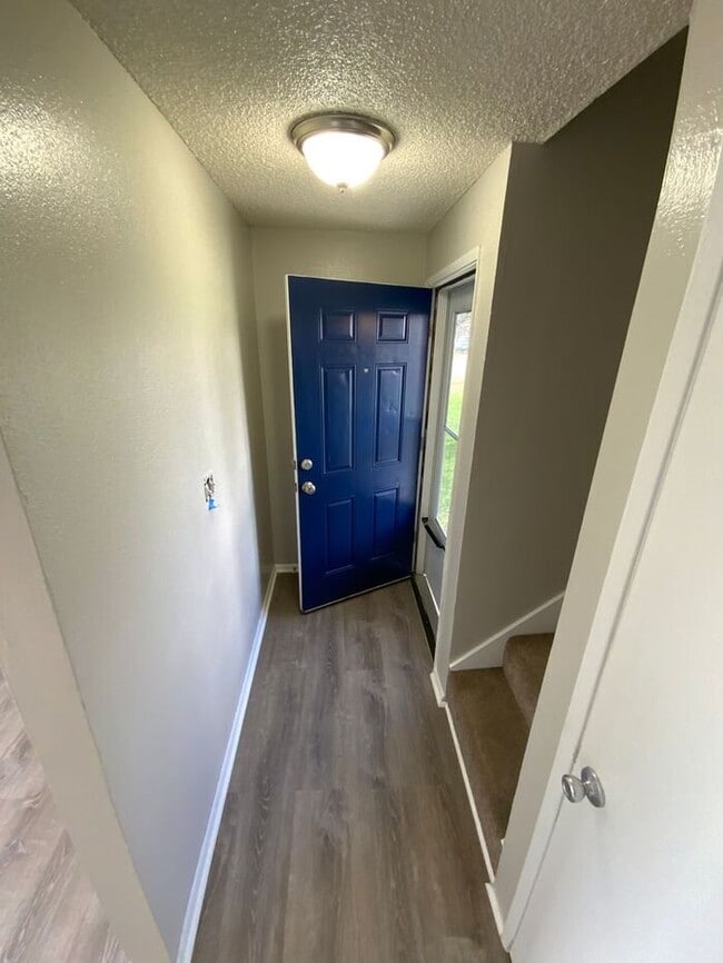 Building Photo - Sumner Townhome Duplex w/ 1 car carpot & N...