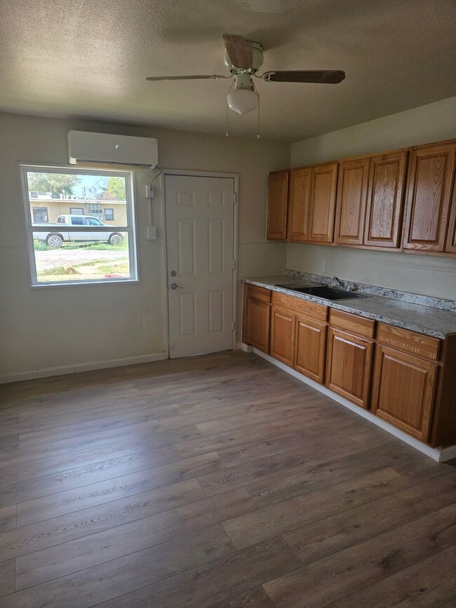 Building Photo - 1506 W Yucca Ave