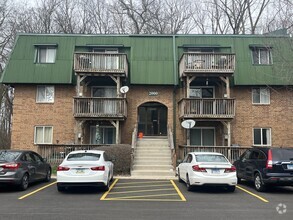 Building Photo - 2000 Tall Oaks Dr