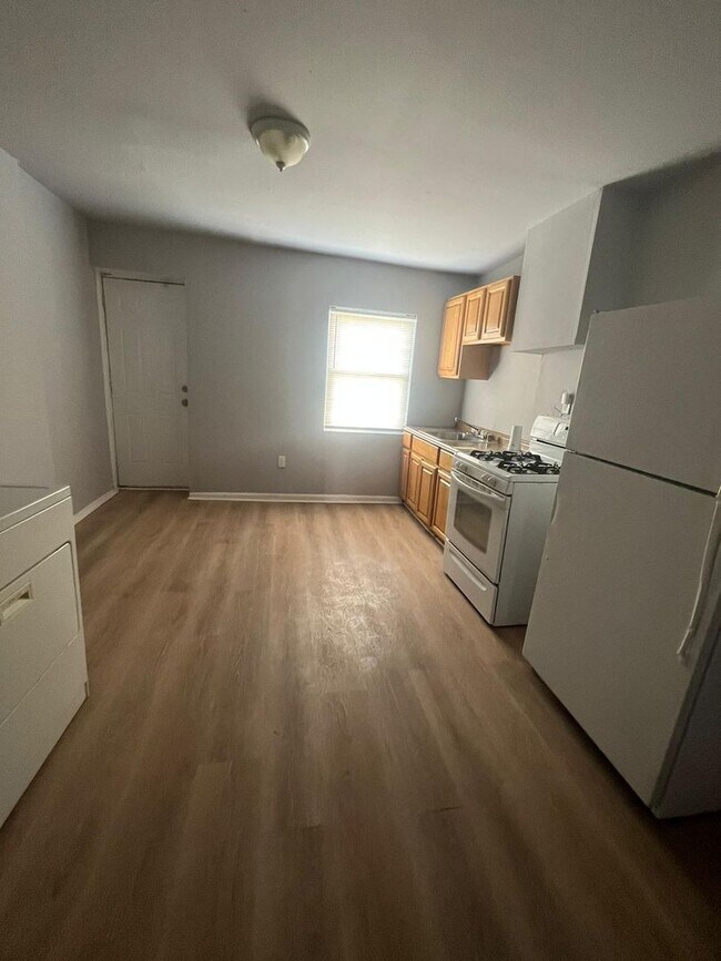 Building Photo - Four Bedroom One Bathroom Unit Recently Re...