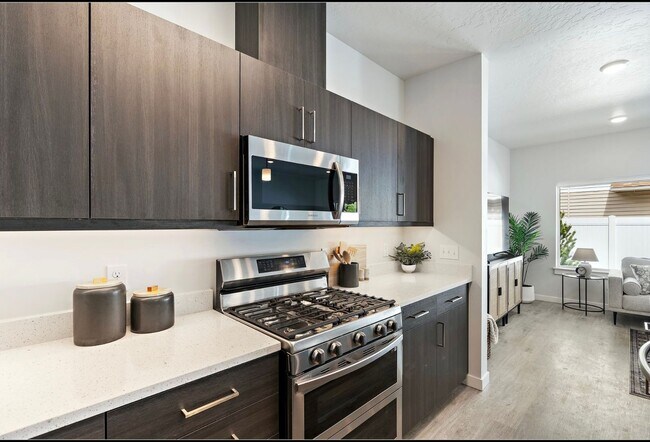 Building Photo - Boise 3 Bed 2.5 Bath 2 Car Garage Town available 3/6/26