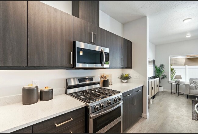 Building Photo - Boise 3 Bed 2.5 Bath 2 Car Garage Townhome AVAILABLE NOW!  $500 RENT CREDIT AT MOVE IN!