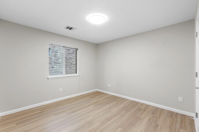 Building Photo - 2205 Speidel Dr