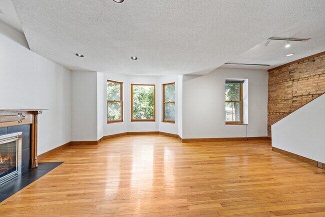 Primary Photo - Charming Vintage Second Floor Duplex with In-Unit Laundry in Heart of Oak Park