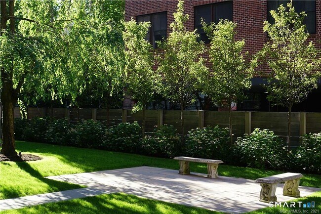 Building Photo - 700 Summer St