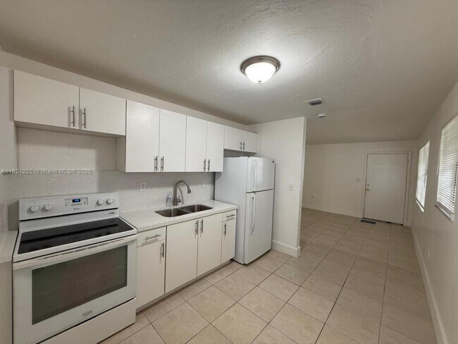 Building Photo - 2 bedroom in Miami FL 33142