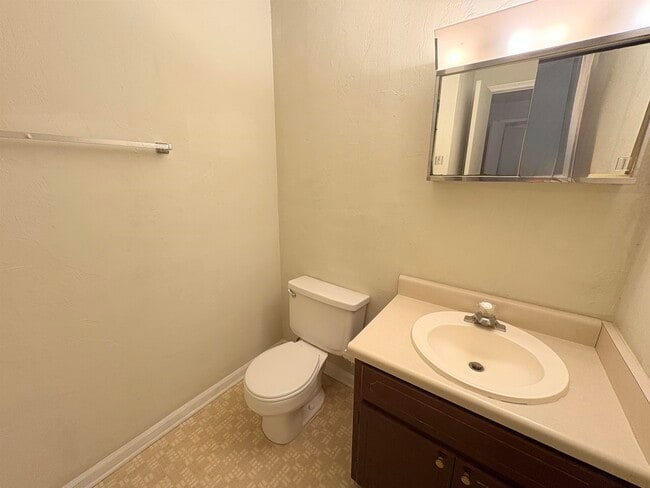 Building Photo - 1858 Sylvan Ct