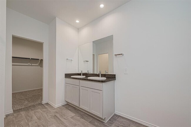 Building Photo - 24330 Elmwood Falls Dr