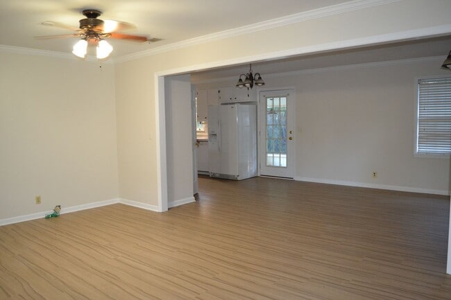 Building Photo - 222 Mary St