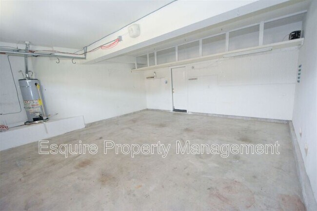 Building Photo - 2861 Golf Villa Way