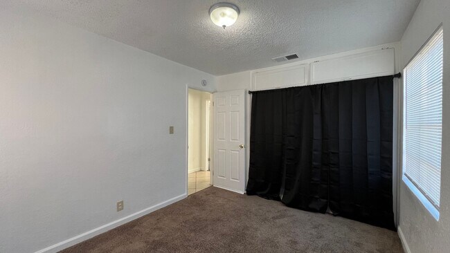 Building Photo - P008