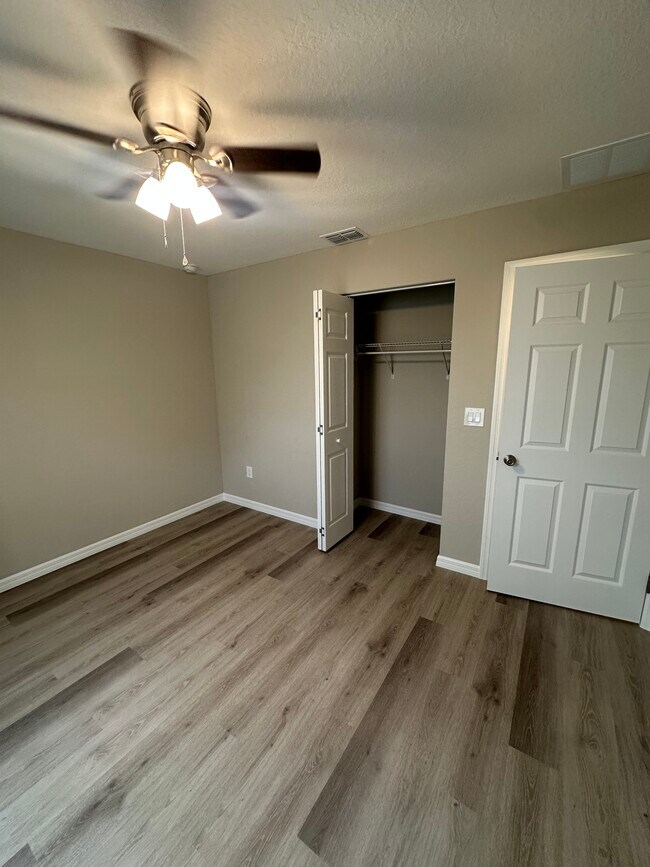 Building Photo - 4 Dogwood Drive Run