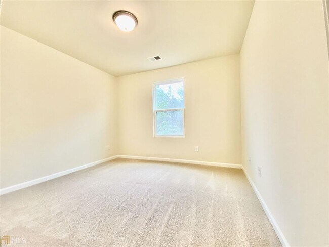 Building Photo - Wow! Like new, 3 bed, 2.5 baths, tile floo...