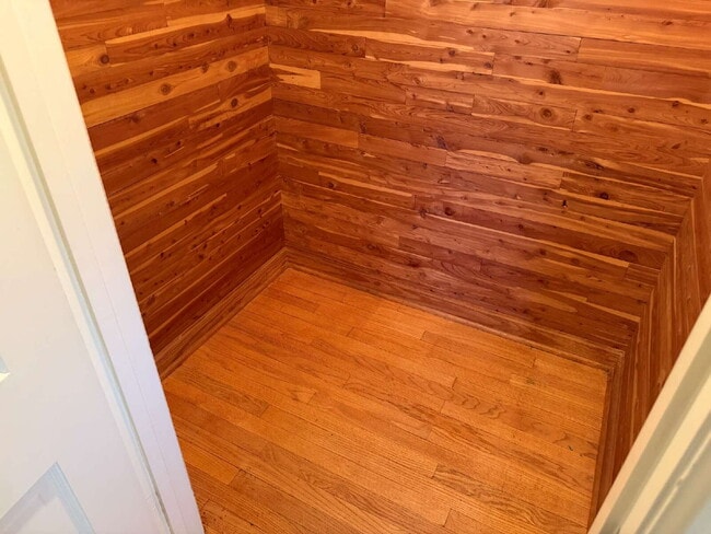 Building Photo - Beautiful two bedroom/1 bathroom with Original Details