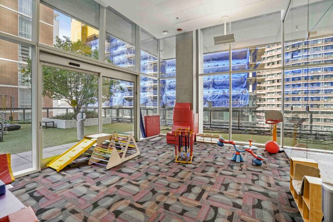 Building Photo - 533 N St Clair St