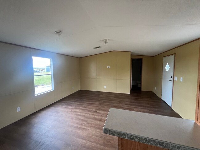 Building Photo - 2 Bedroom, 2 bath Manufactured Home in Suw...