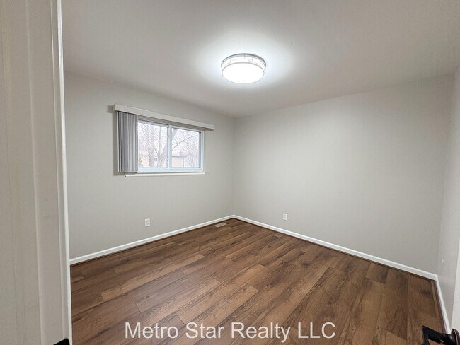 Building Photo - 1553 Lakewood Dr