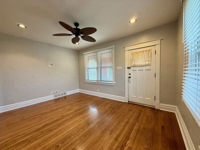 Building Photo - **Charming home in Lindbergh School Distri...