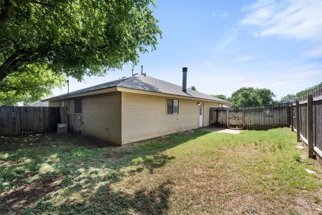 Building Photo - 608 Country Aire Dr
