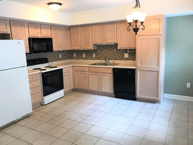 Building Photo - End Unit Townhome on Quiet Cul-De-Sac in Covington Crossing