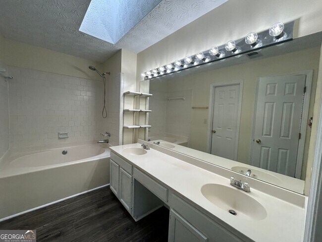 Building Photo - 4800 Streamside Dr