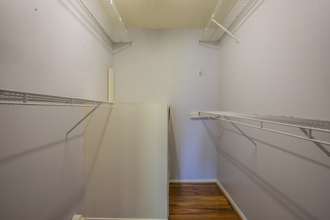 Building Photo - Charming Lower Ground Condo 2 BR/2 BA in E...