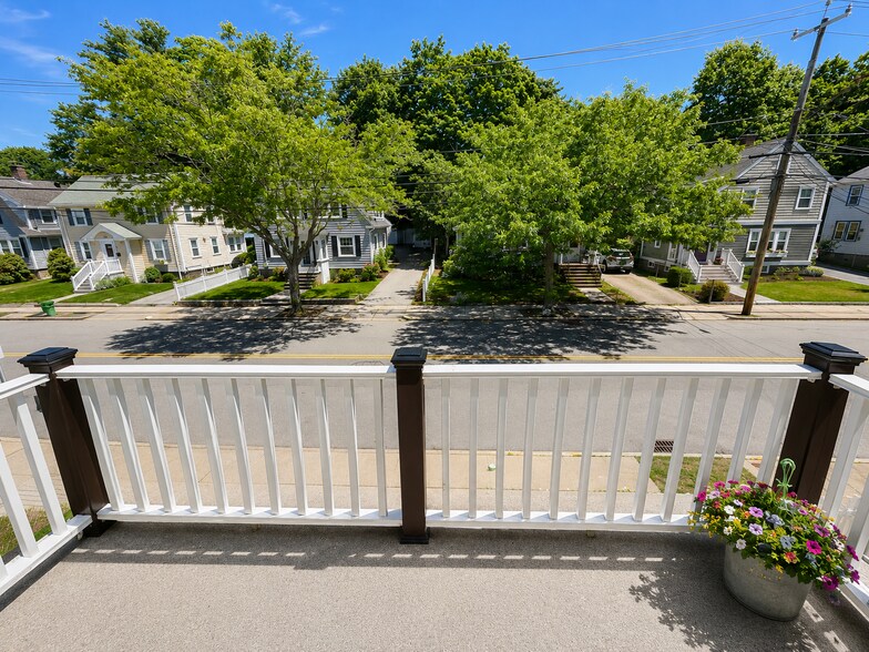 Building Photo - 576 Lagrange St