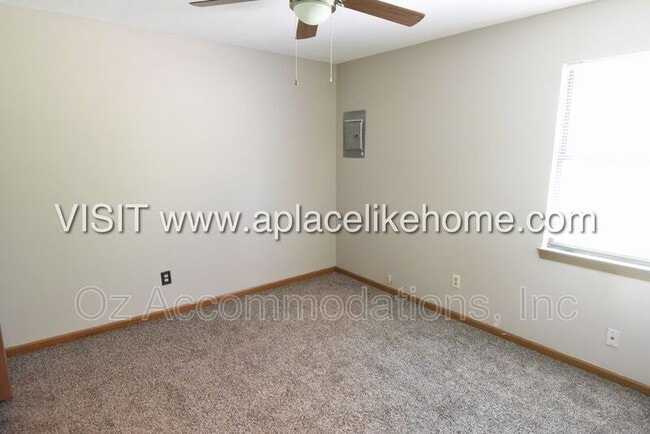 Building Photo - 119 SE Greystone Dr