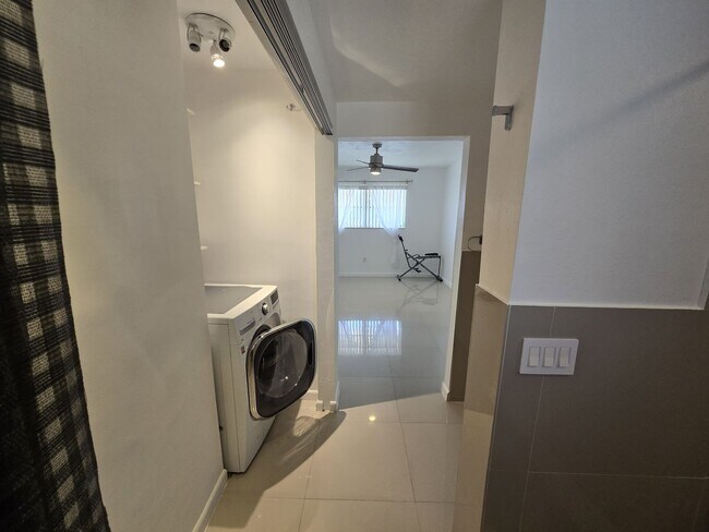 Building Photo - 2-Bed, 2-Bath Miami Condo in HOA Community – Pool, Laundry On-Site