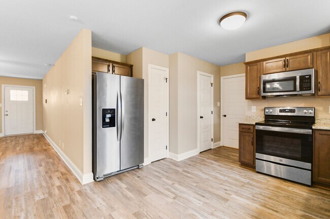 Building Photo - Pet Friendly Three Bedroom!