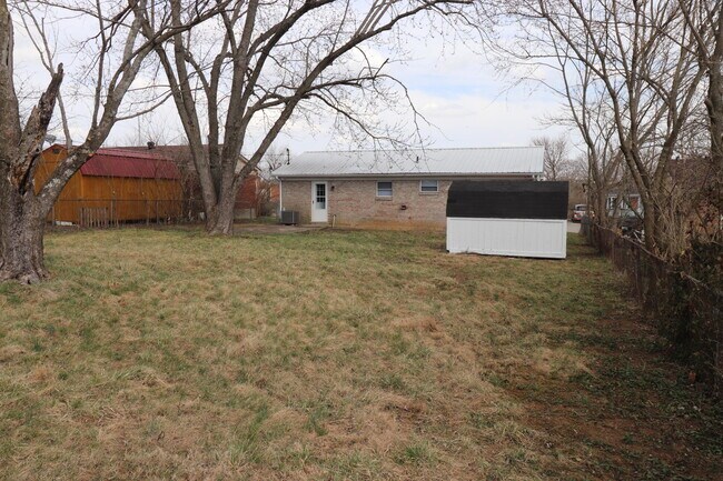 Building Photo - 521 Foxwood Dr