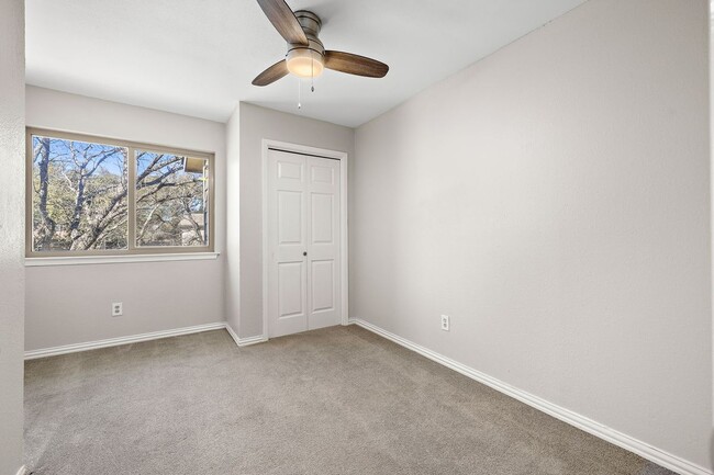 Building Photo - 4910 Pelham Dr